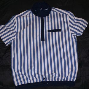 T-shirt short sleeve hoodie type.